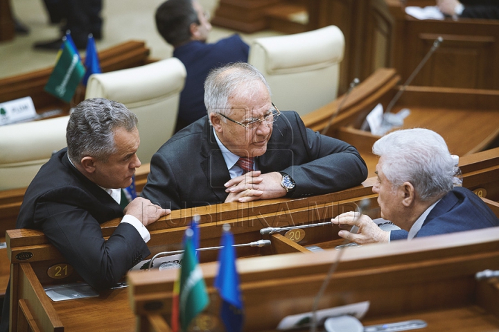Кулуарные беседы и эмоциональная жестикуляция на заседании парламента (ФОТО)