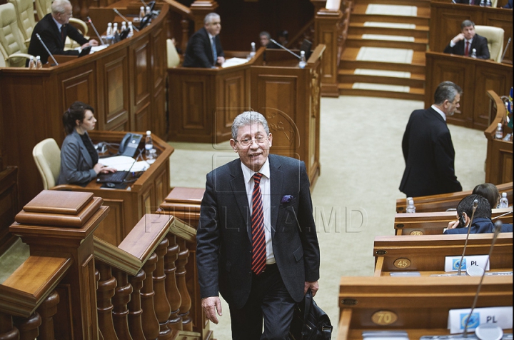 Кулуарные беседы и эмоциональная жестикуляция на заседании парламента (ФОТО)