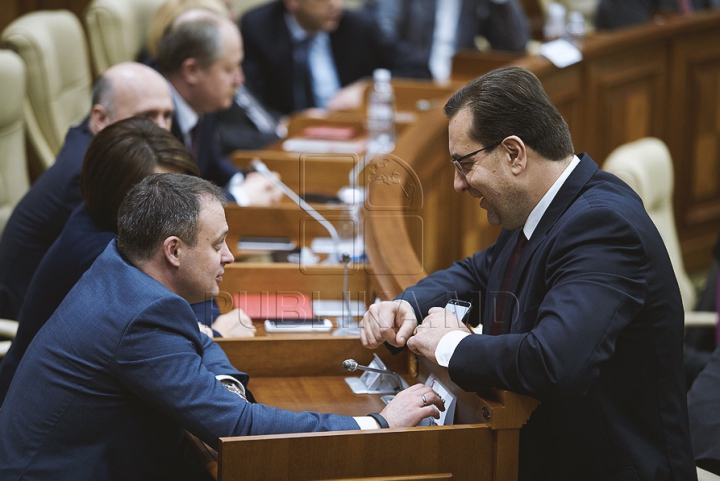 Кулуарные беседы и эмоциональная жестикуляция на заседании парламента (ФОТО)