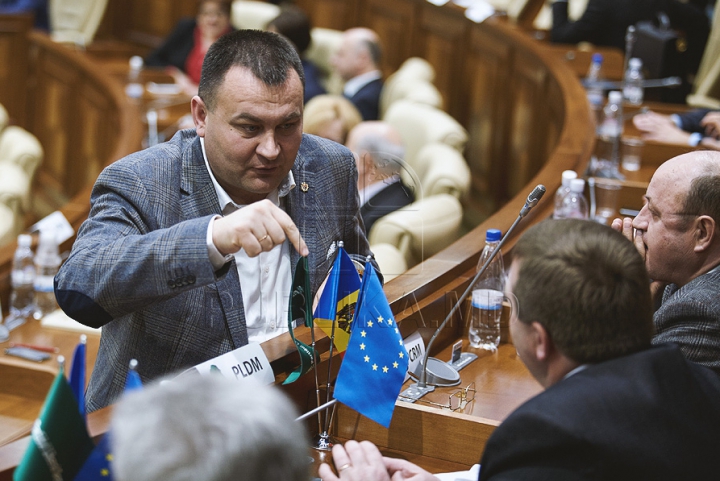 Кулуарные беседы и эмоциональная жестикуляция на заседании парламента (ФОТО)