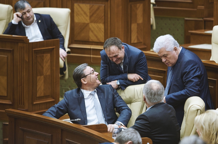 Кулуарные беседы и эмоциональная жестикуляция на заседании парламента (ФОТО)