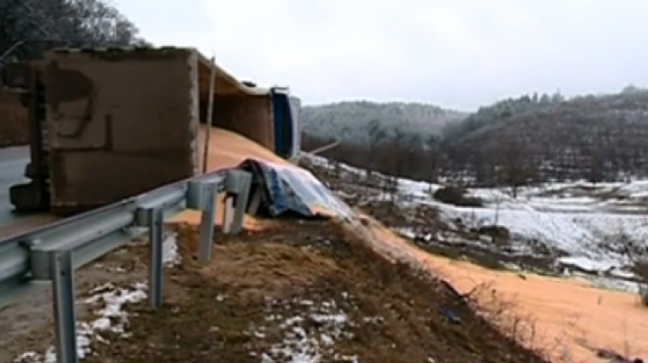 В Хынчештах перевернулся грузовик с 25 тоннами кукурузы