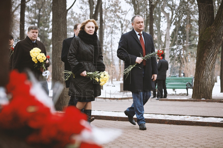 (ФОТО) Политики и люди искусства возложили цветы к бюсту Михая Эминеску