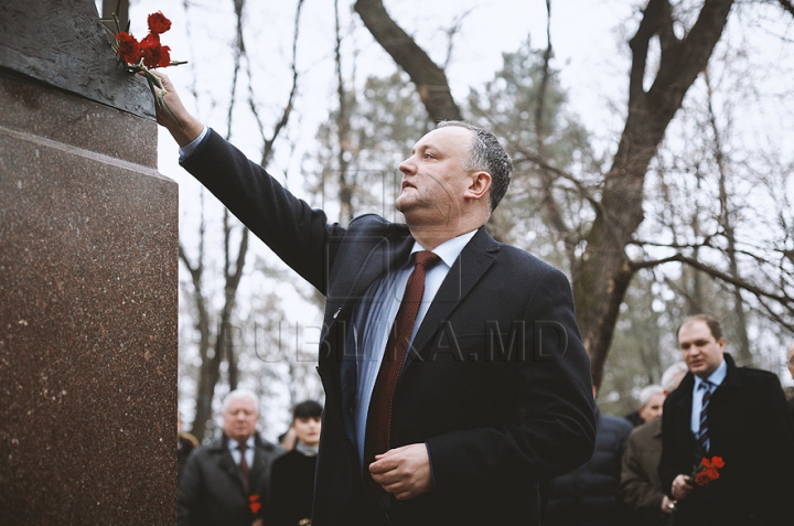 (ФОТО) Политики и люди искусства возложили цветы к бюсту Михая Эминеску