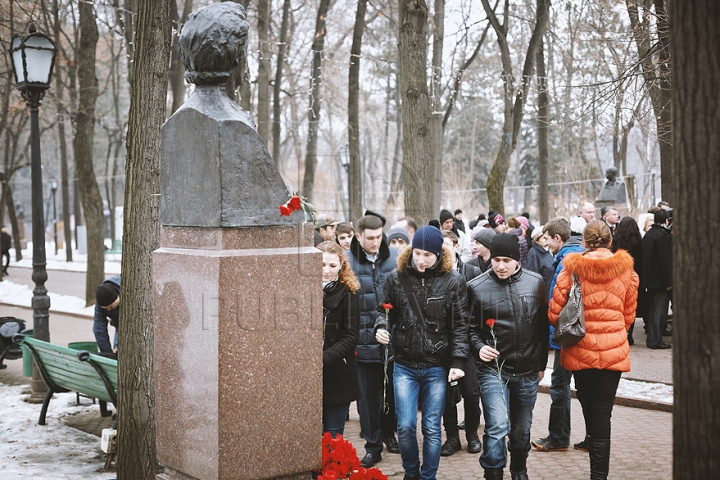 (ФОТО) Политики и люди искусства возложили цветы к бюсту Михая Эминеску