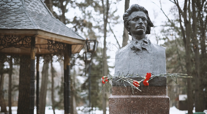 (ФОТО) Политики и люди искусства возложили цветы к бюсту Михая Эминеску