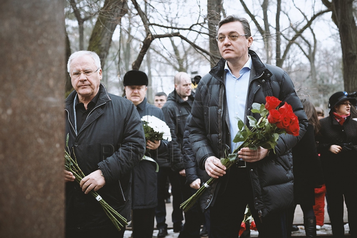 (ФОТО) Политики и люди искусства возложили цветы к бюсту Михая Эминеску