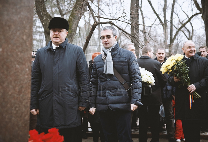 (ФОТО) Политики и люди искусства возложили цветы к бюсту Михая Эминеску