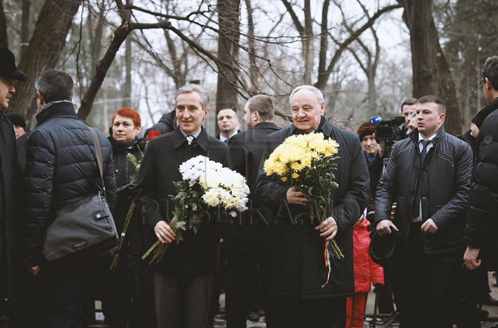 (ФОТО) Политики и люди искусства возложили цветы к бюсту Михая Эминеску