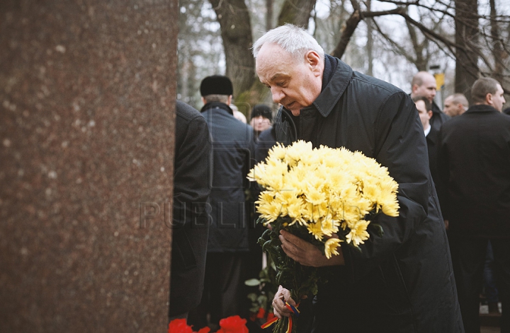 (ФОТО) Политики и люди искусства возложили цветы к бюсту Михая Эминеску