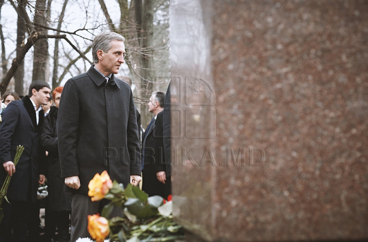 (ФОТО) Политики и люди искусства возложили цветы к бюсту Михая Эминеску