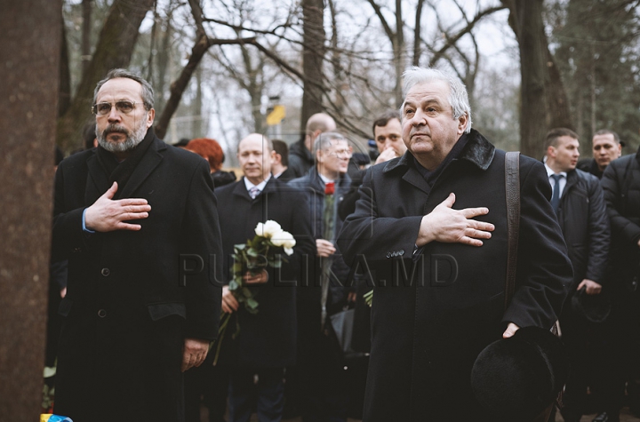 (ФОТО) Политики и люди искусства возложили цветы к бюсту Михая Эминеску