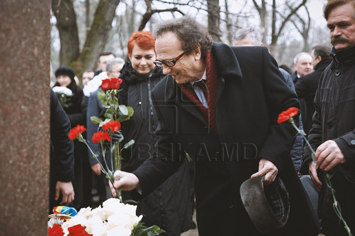 (ФОТО) Политики и люди искусства возложили цветы к бюсту Михая Эминеску