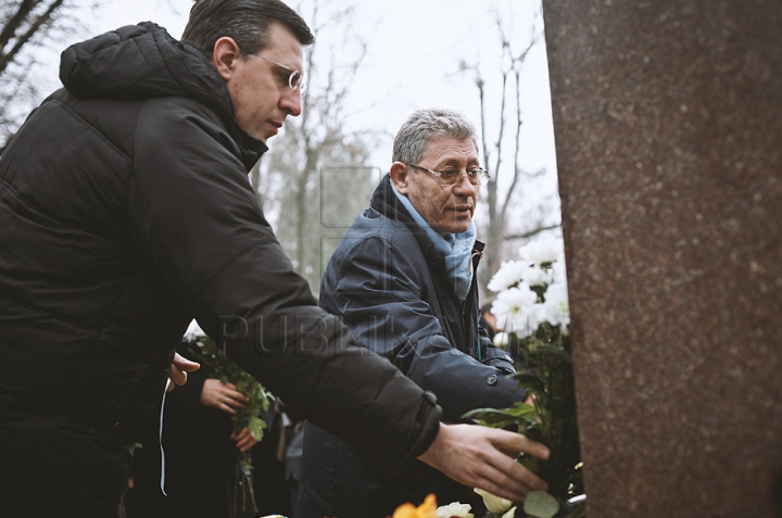 (ФОТО) Политики и люди искусства возложили цветы к бюсту Михая Эминеску