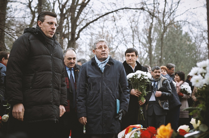 (ФОТО) Политики и люди искусства возложили цветы к бюсту Михая Эминеску