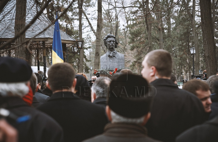 (ФОТО) Политики и люди искусства возложили цветы к бюсту Михая Эминеску