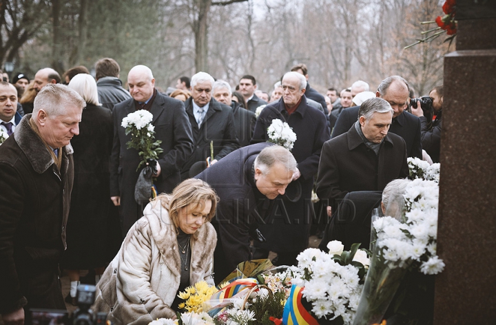 (ФОТО) Политики и люди искусства возложили цветы к бюсту Михая Эминеску