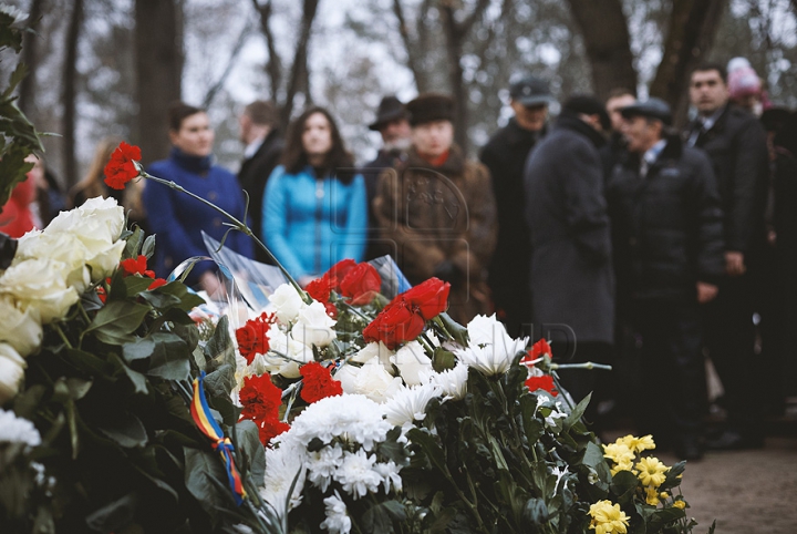 (ФОТО) Политики и люди искусства возложили цветы к бюсту Михая Эминеску