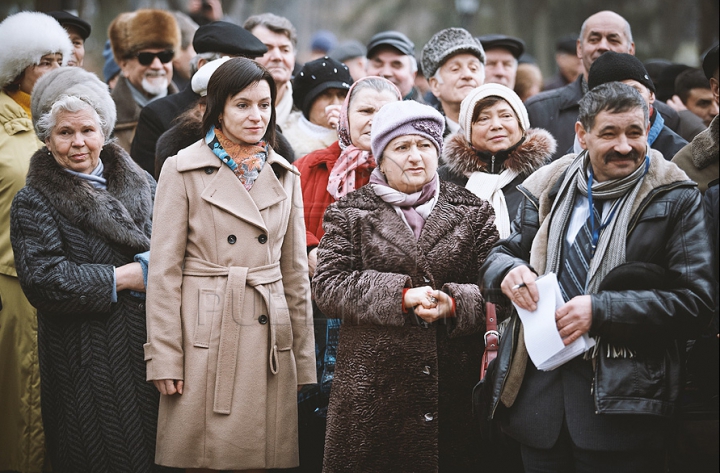 (ФОТО) Политики и люди искусства возложили цветы к бюсту Михая Эминеску