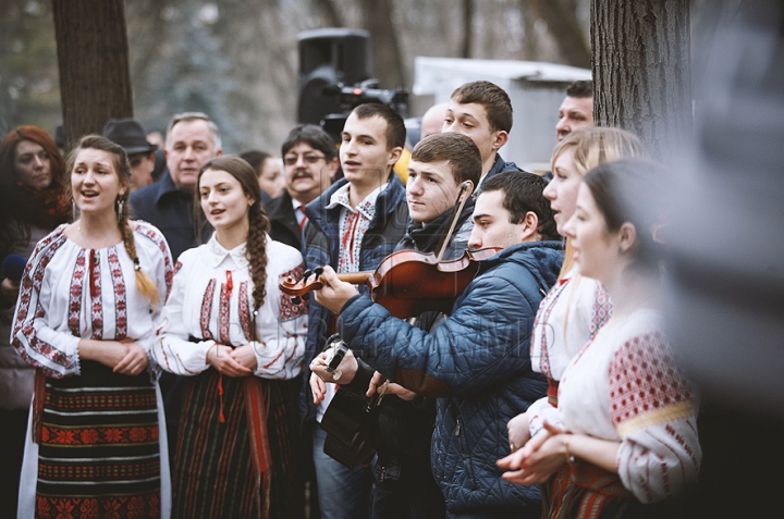 (ФОТО) Политики и люди искусства возложили цветы к бюсту Михая Эминеску