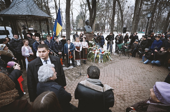 (ФОТО) Политики и люди искусства возложили цветы к бюсту Михая Эминеску