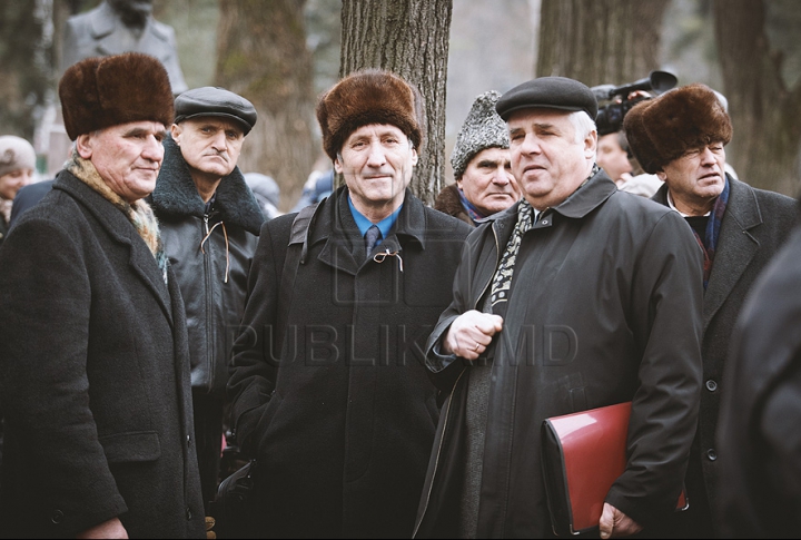 (ФОТО) Политики и люди искусства возложили цветы к бюсту Михая Эминеску