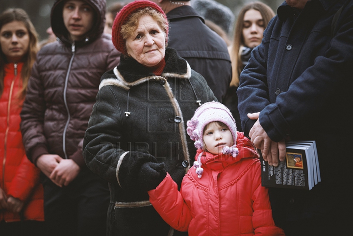 (ФОТО) Политики и люди искусства возложили цветы к бюсту Михая Эминеску