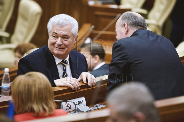 Внеочередное заседание парламента в картинках 