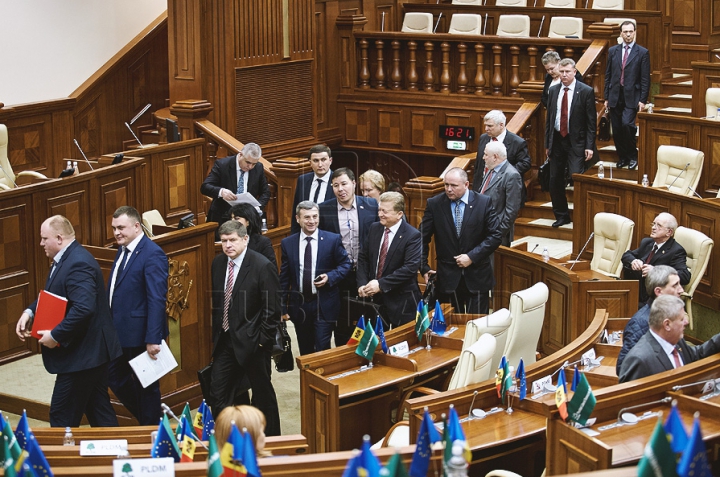 Внеочередное заседание парламента в картинках 