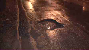 В столице, возле офиса миссии ЕС в Молдове, образовалась метровая яма