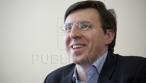 Киртоакэ вручил награды трем новоиспеченным почетным гражданам