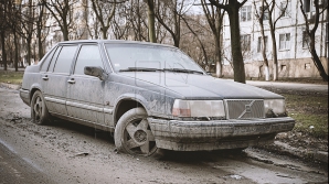 Некоторые улицы Кишинева превратились в свалки для брошенных машин 