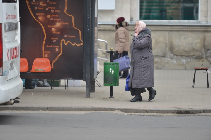 В столице устанавливают новые мусорные урны (ФОТО)