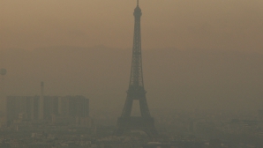 В Париже из-за смога ограничили движение автотранспорта