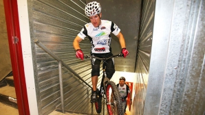 Поляк преодолел 3139 ступенек небоскреба на велосипеде