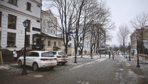 Приключения на столичной пешеходной улице: автомобиль сбил четыре парковочных столбика