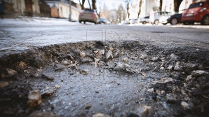 В столице на улице Бэнулеску Бодони из-за дождей образовалась яма