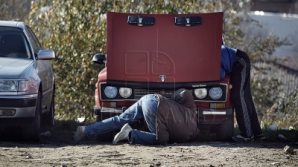 Прохожие замерли! Что делают двое мужчин с автомобилем на встречной полосе (ВИДЕО)