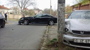 Опасный перекресток на Буюканах: от частых аварий страдают заборы домов местных жителей