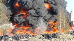 Традиция сжигать покрышки: священники ропщут, спасатели предостерегают от пожаров
