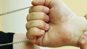 Мужчина сорвал цепочку с шеи  бывшей квартирной хозяйки