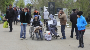 Попрошайки на кладбищах: почему они это делают и как к ним относятся горожане