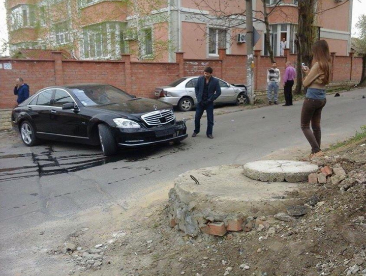 Опасный перекресток на Буюканах: от частых аварий страдают заборы домов местных жителей