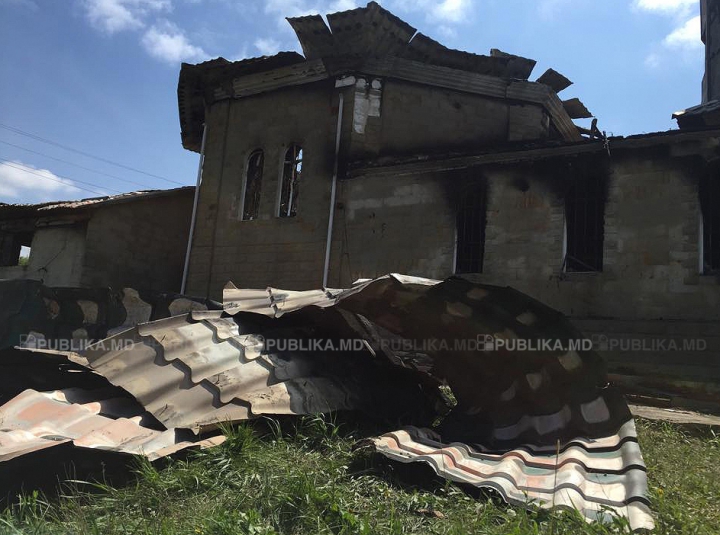 Фоторепортаж с места пожара одной из церквей в Теленештском районе