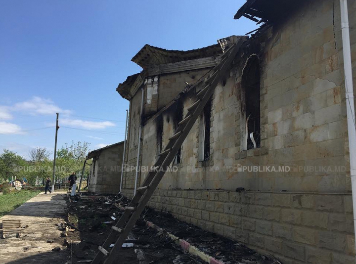 Фоторепортаж с места пожара одной из церквей в Теленештском районе