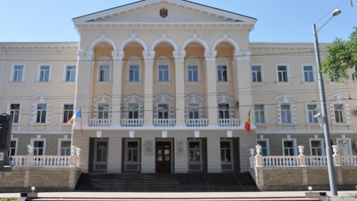 Бескультурье водителей перед зданием МВД (ФОТО)