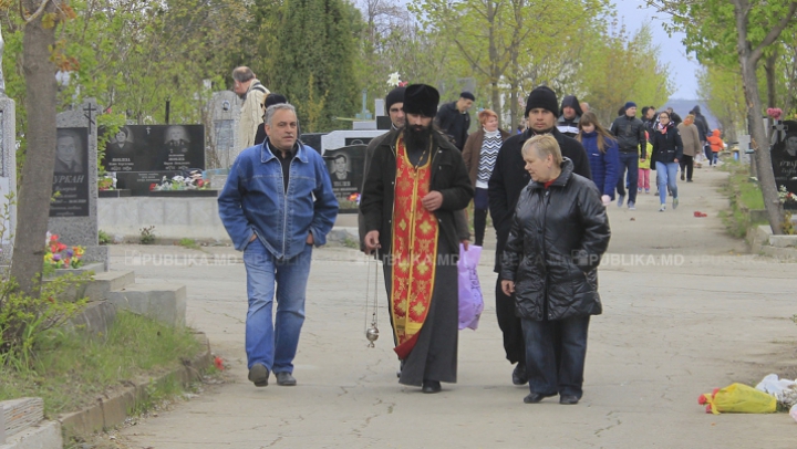 Очереди, поминальные дары и попрошайки на кладбище Святого Лазаря (ФОТОРЕПОРТАЖ)