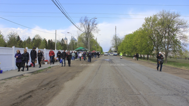 Очереди, поминальные дары и попрошайки на кладбище Святого Лазаря (ФОТОРЕПОРТАЖ)