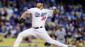 Питчер "Доджерс" устроил разминку с юным болельщиком 