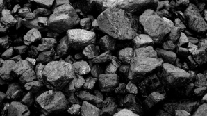 На столичной парковке загорелись 17 тонн угля